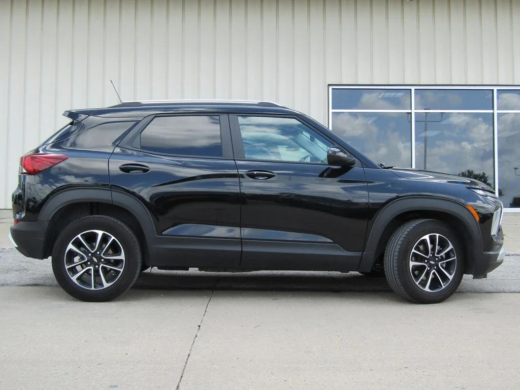 Used 2025 Black Chevrolet LT image 2