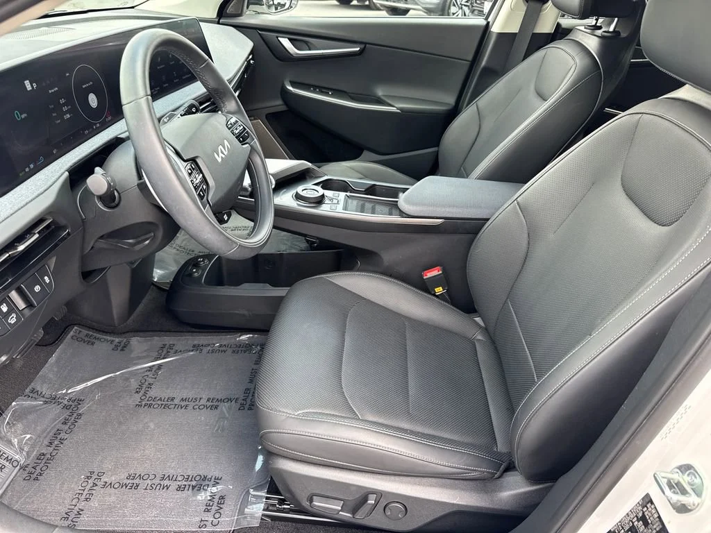 Used 2023 White Kia Wind image 25