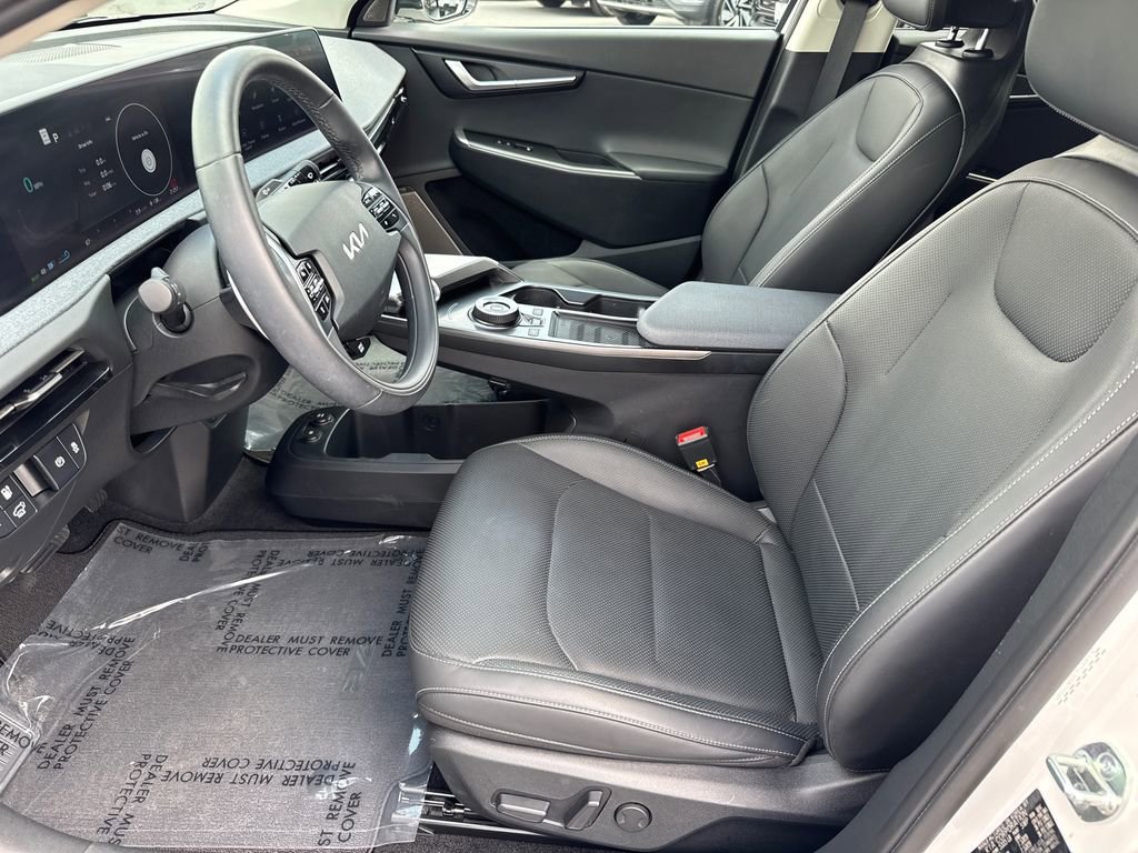 Used 2023 White Kia Wind image 25