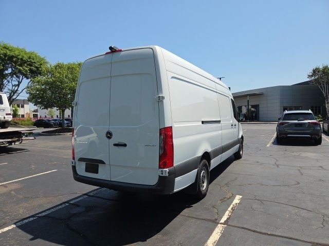 Used 2023  Mercedes-Benz Cargo 170 WB image 3