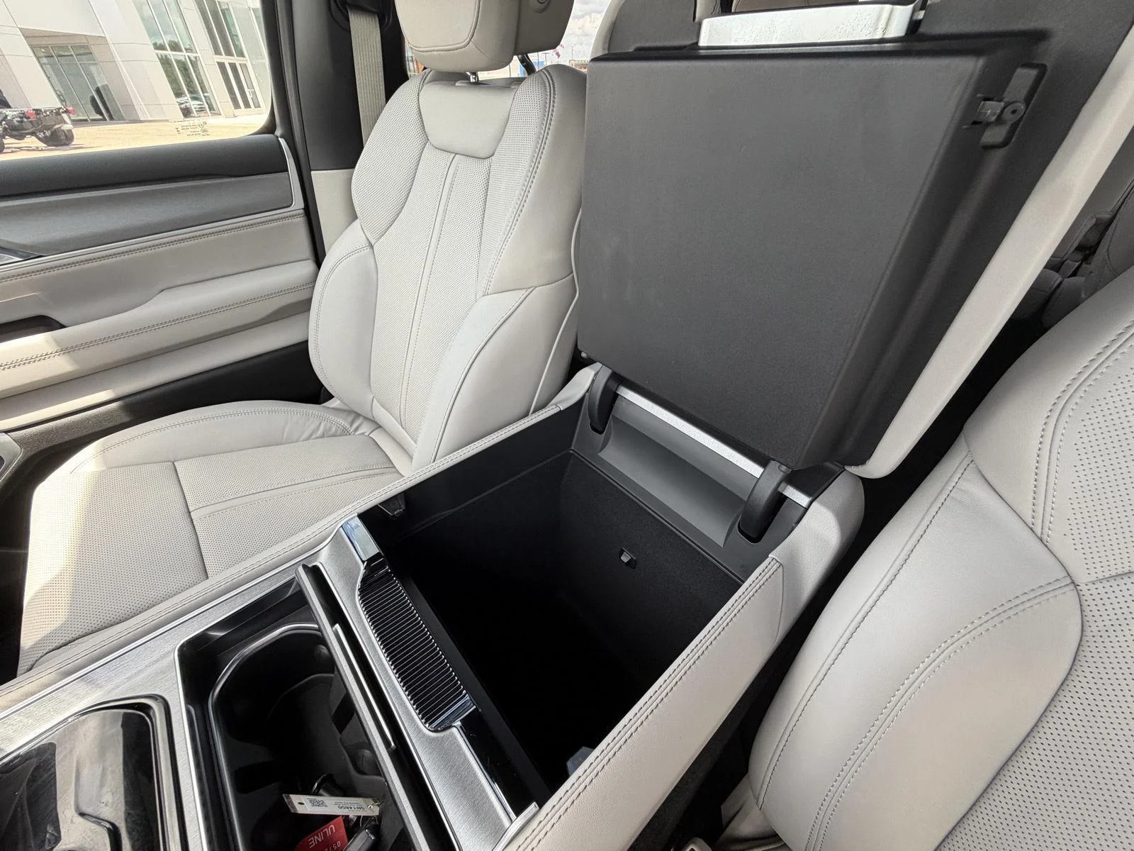 New 2026 Bright White Clear-Coat Exterior Paint Jeep 4x2 image 15