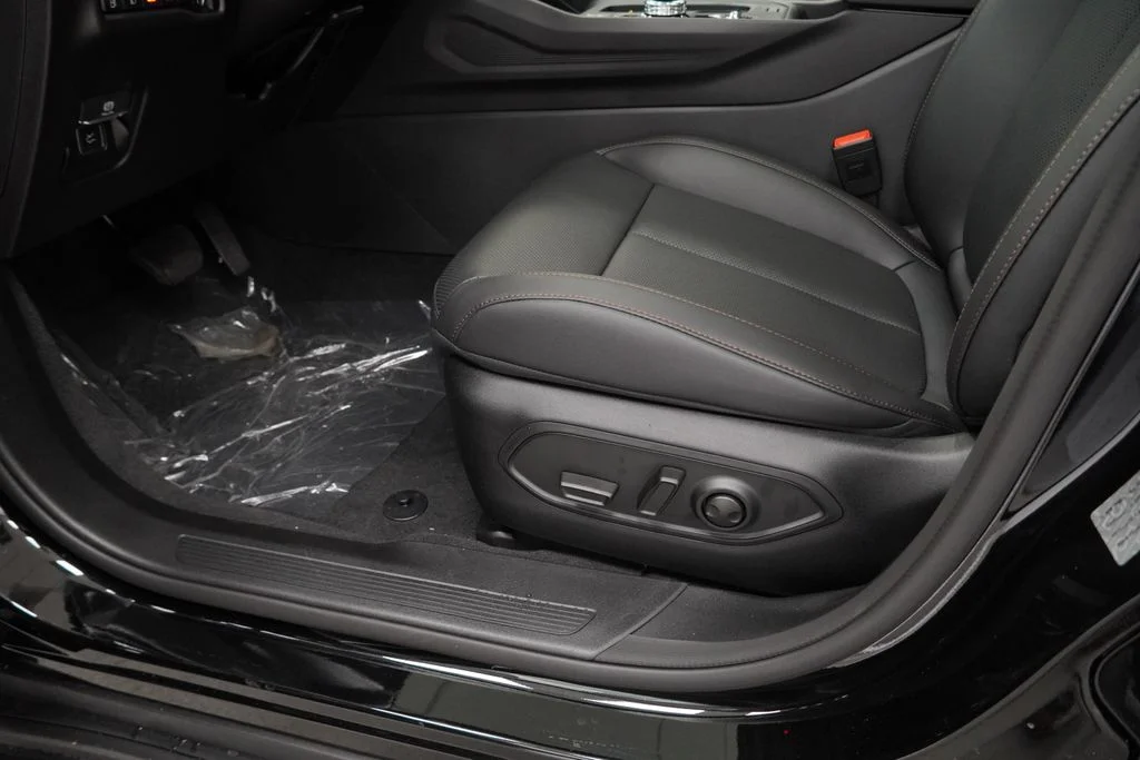 New 2026 Diamond Black Crystal Pearl-Coat Exterior Paint Jeep Limited image 28