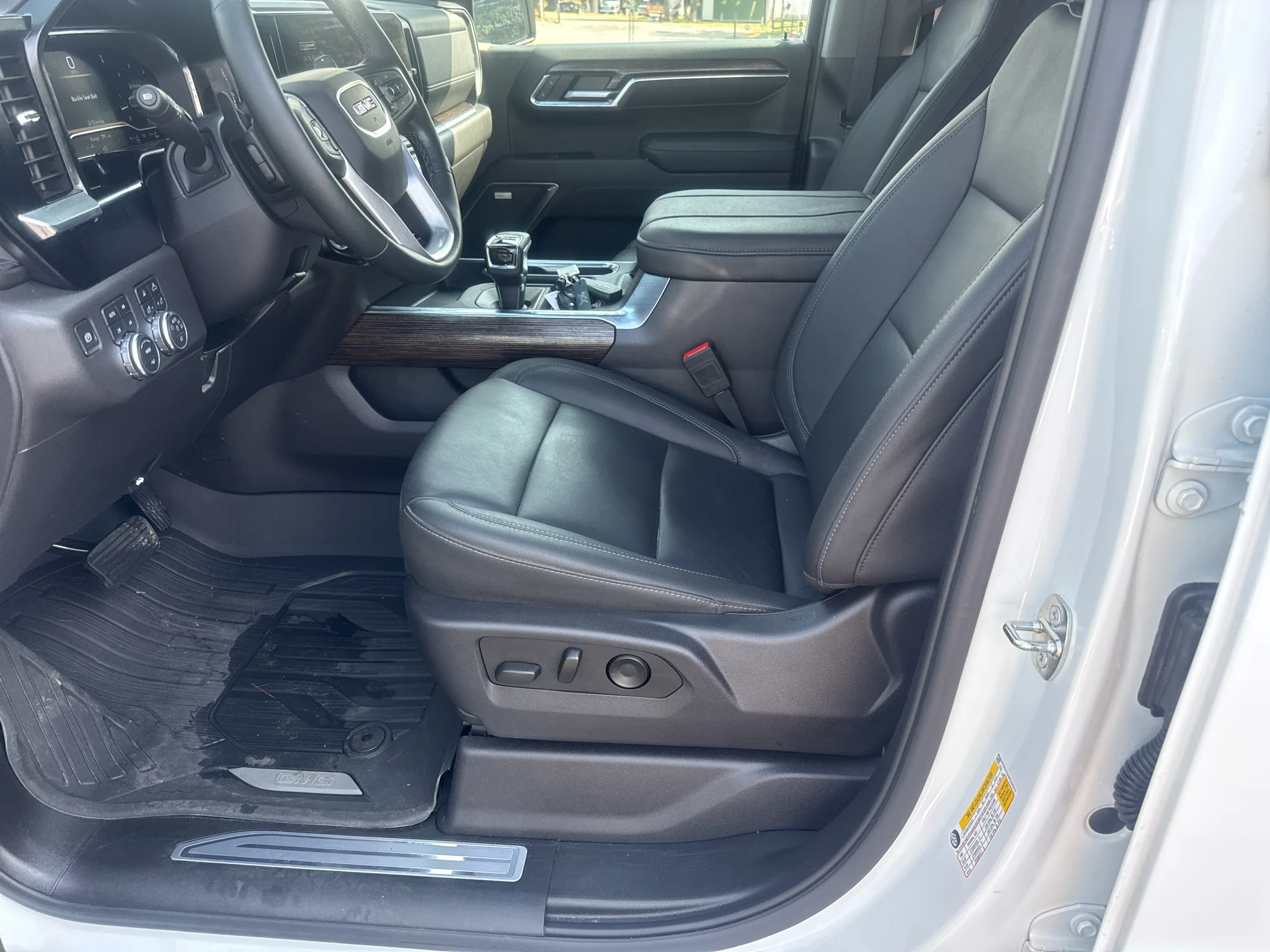 Used 2024 Summit White GMC Elevation image 19