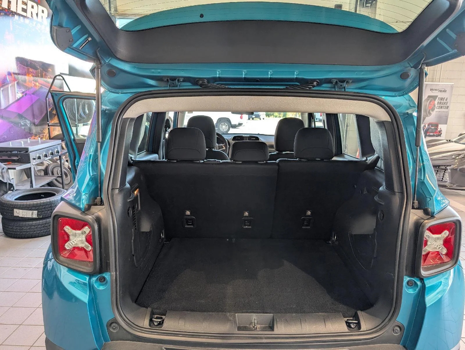 Used 2021 Bikini Metallic Clearcoat Jeep Latitude image 9