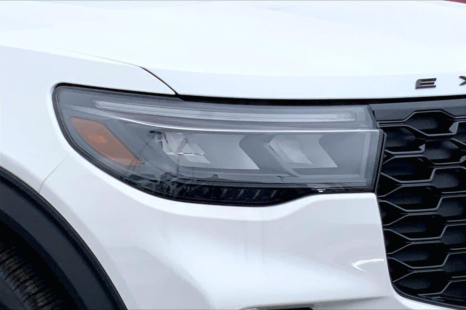 New 2026 Star White Metallic Tri-Coat Ford ST-Line image 10