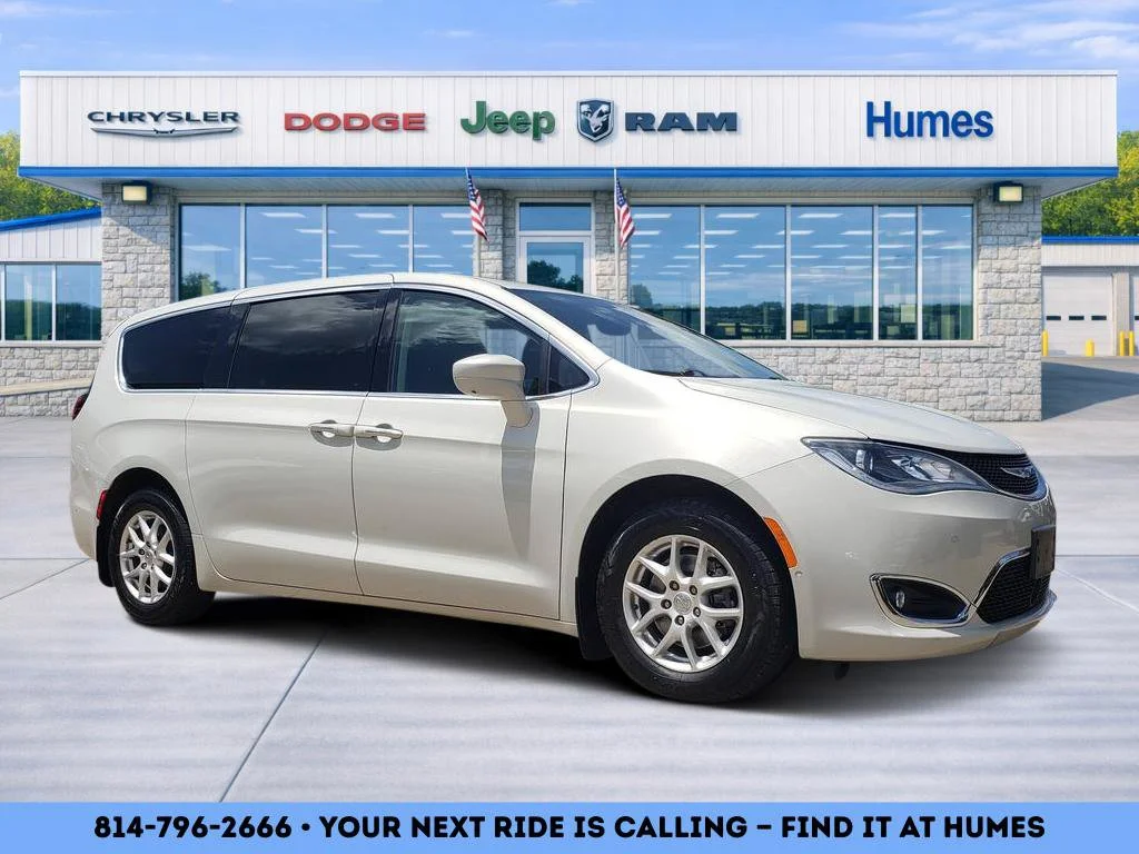 2020 Chrysler Pacifica Touring's photo