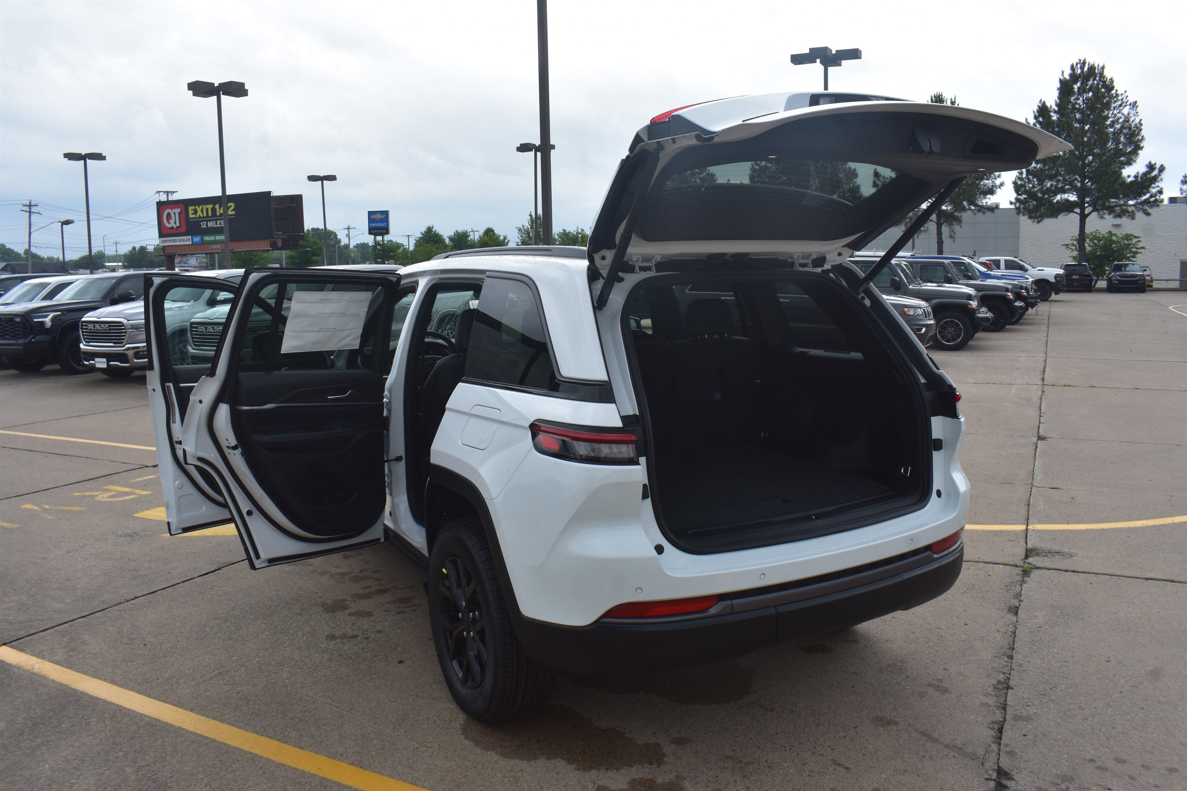 New 2026 Bright White Clear-Coat Exterior Paint Jeep Laredo Altitude image 17