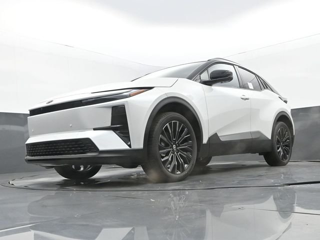 New 2026 Wind Chill Pearl/Black Toyota XSE image 27