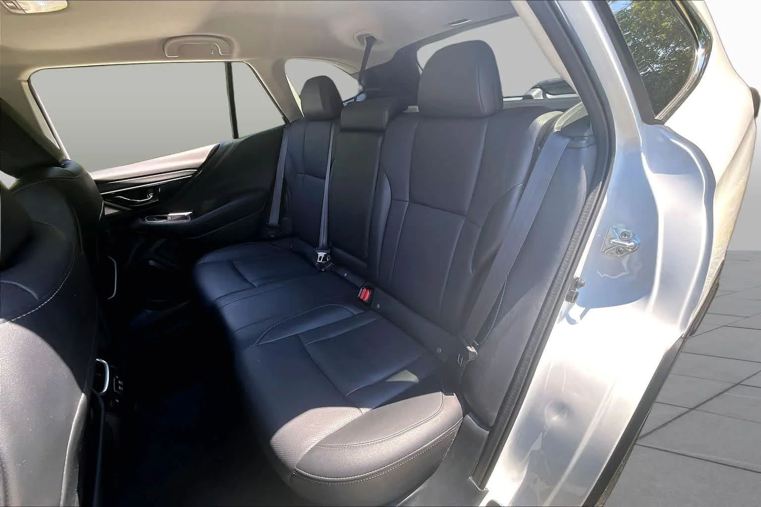 Used 2022 Crystal White Pearl Subaru Limited image 20