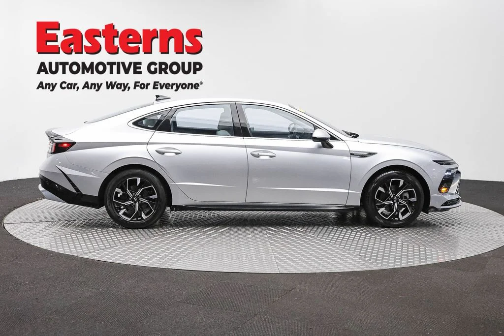 Used 2025 Silver Hyundai SEL image 4