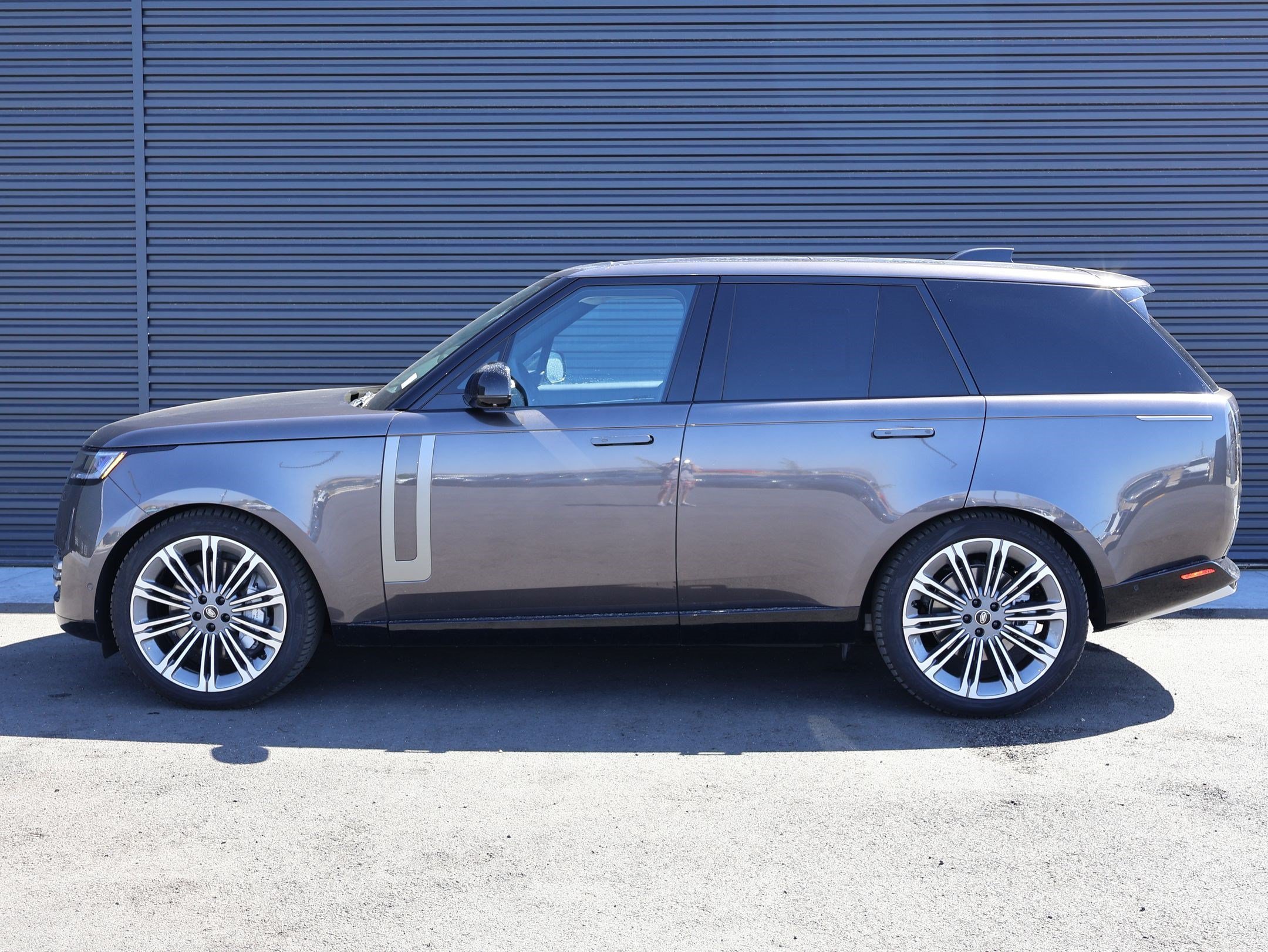 Used 2025 Eiger Grey Metallic Land Rover SE image 2
