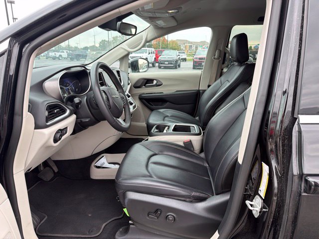 Used 2024 Black Chrysler Touring L image 7