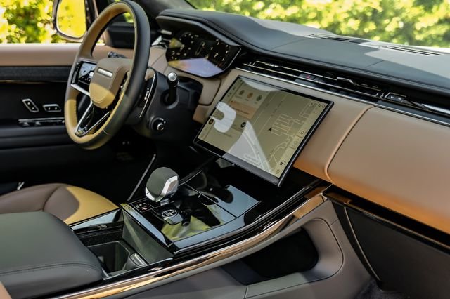 Certified Used 2025 White Land Rover Autobiography image 31