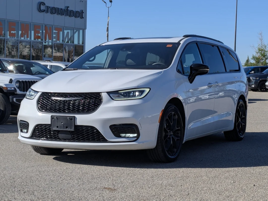 Certified Used 2025 White Chrysler Limited - - FWD - Nappa Leather - Adaptive Cruise - Full Sunroof - Heated Seat & Wheel & More! image 4