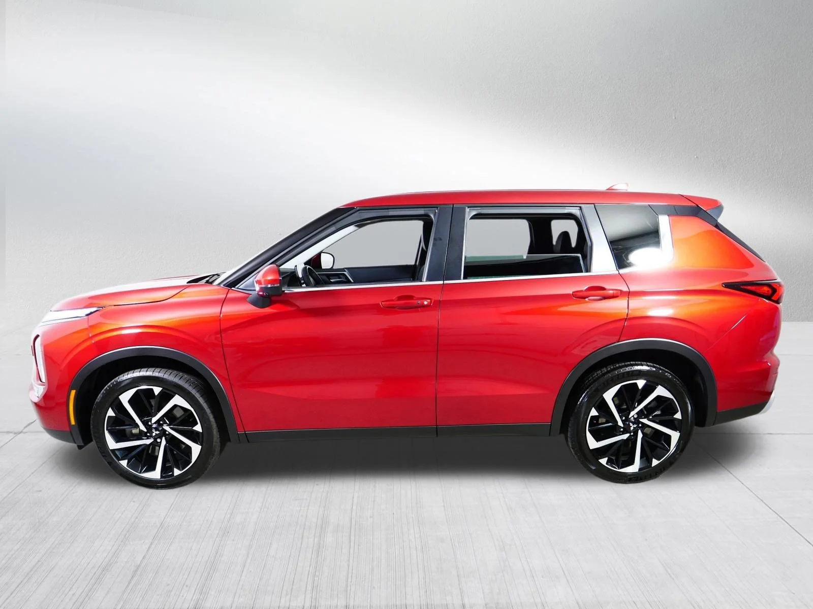 Used 2022 Red Diamond Mitsubishi SE image 4