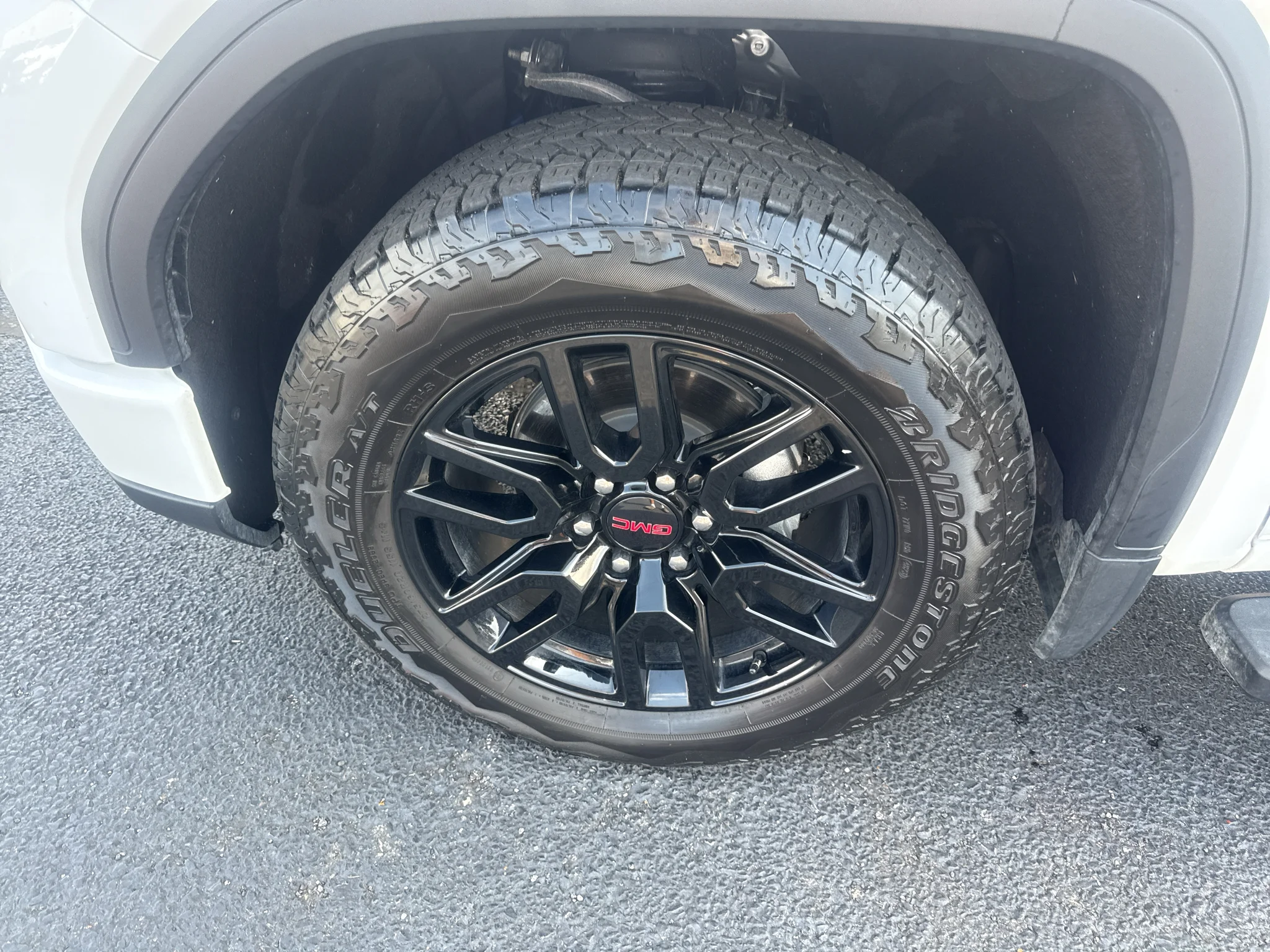 Used 2024 Summit White GMC Elevation image 9