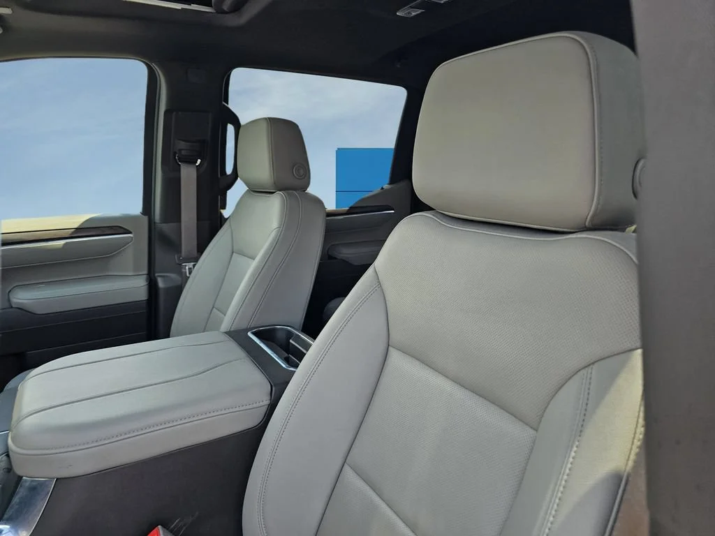 Used 2025 Summit White GMC SLT image 17