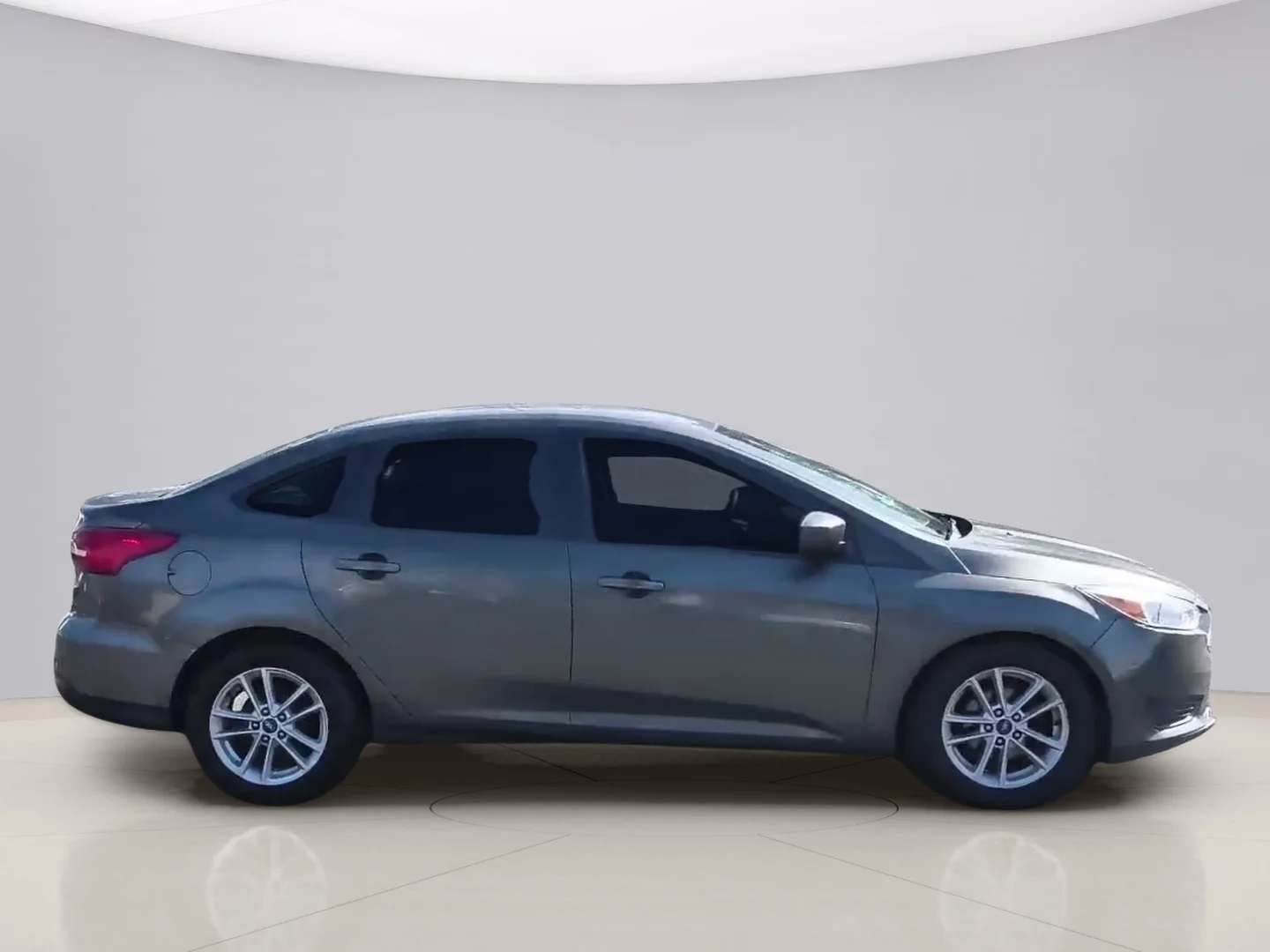 Used 2018 Grey Ford SE image 4