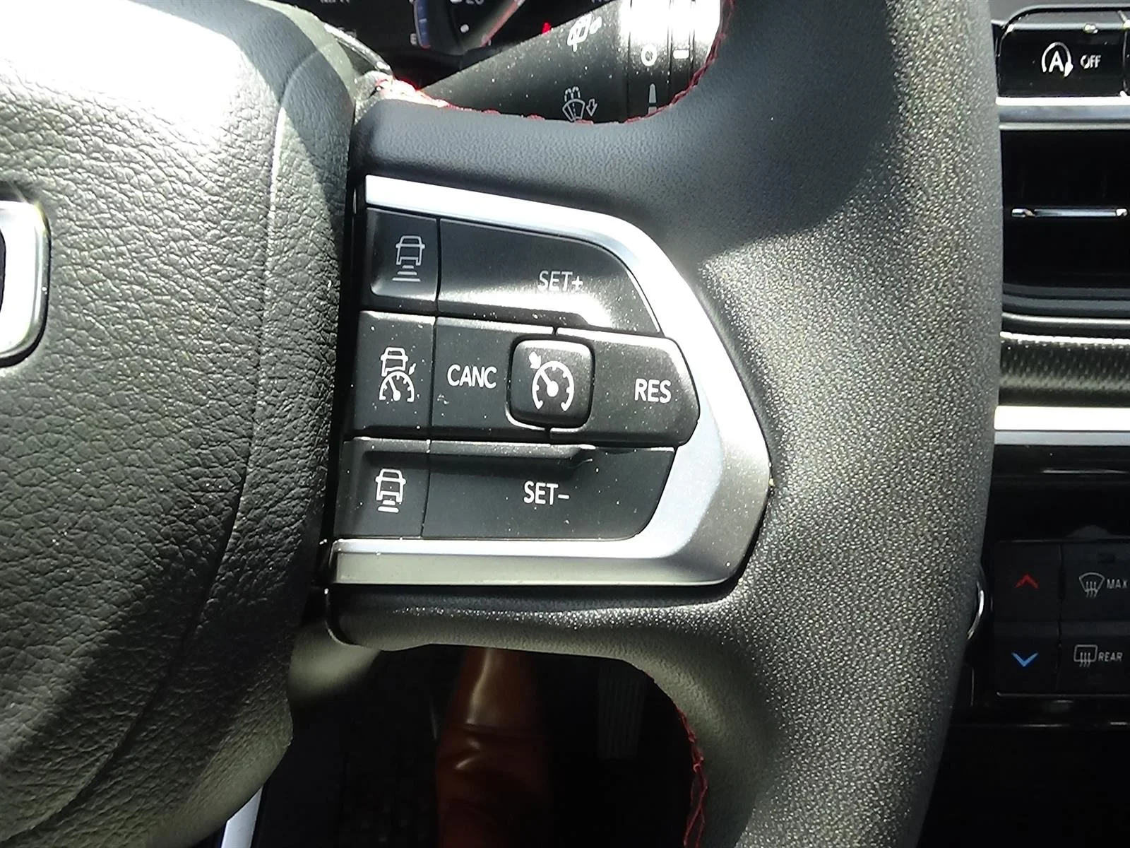 Certified Used 2025 Bright White Clear Coat (pw7) Jeep Trailhawk image 22