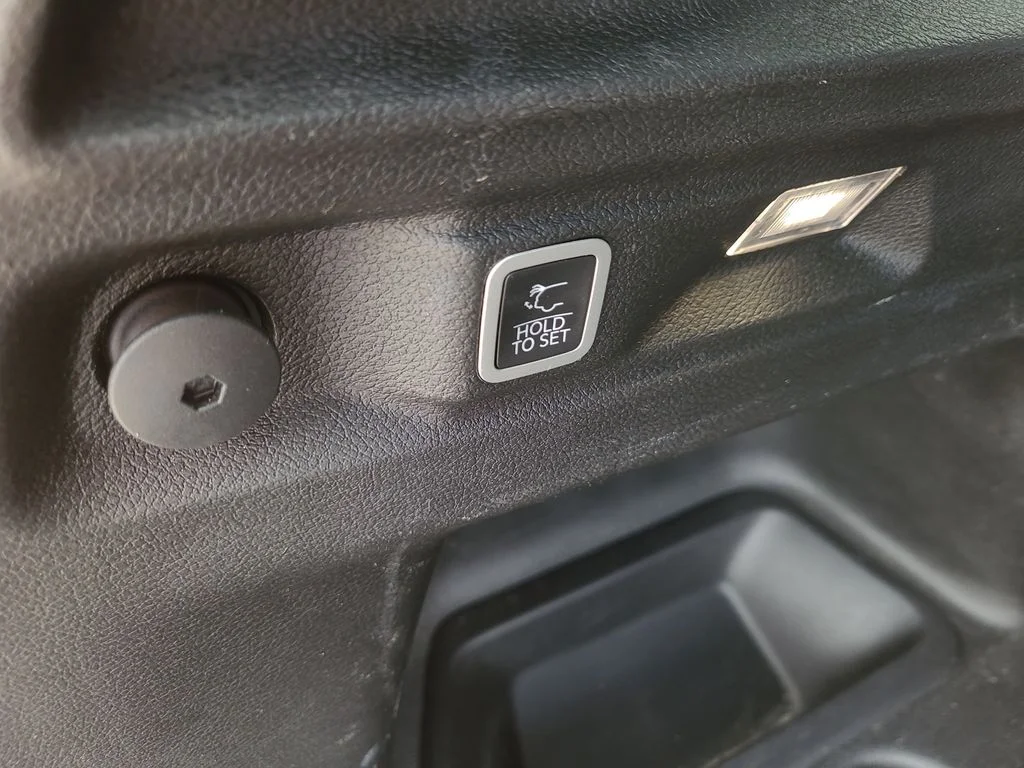 Used 2023 Red Jeep Altitude image 16
