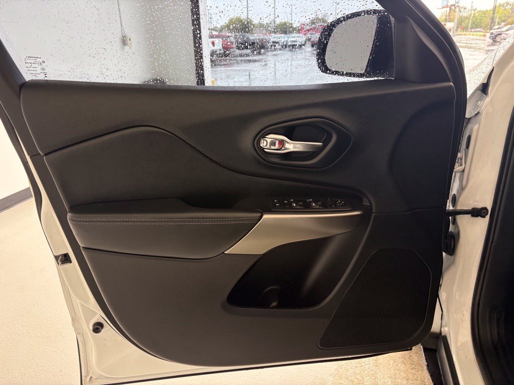 Used 2020 White Jeep Latitude image 24