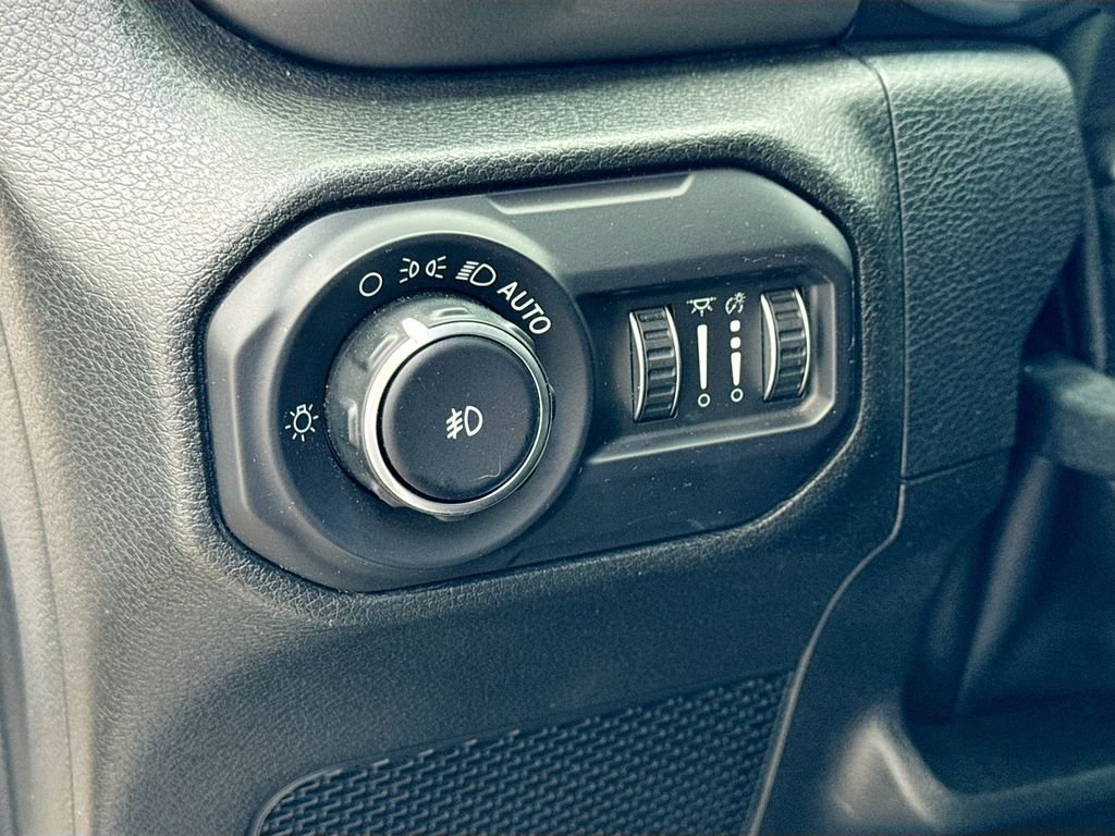 Used 2018 Silver Jeep Unlimited Sahara image 10