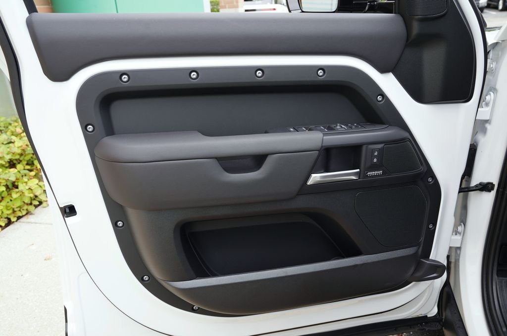 New 2026 Fuji White Land Rover X-Dynamic SE image 10