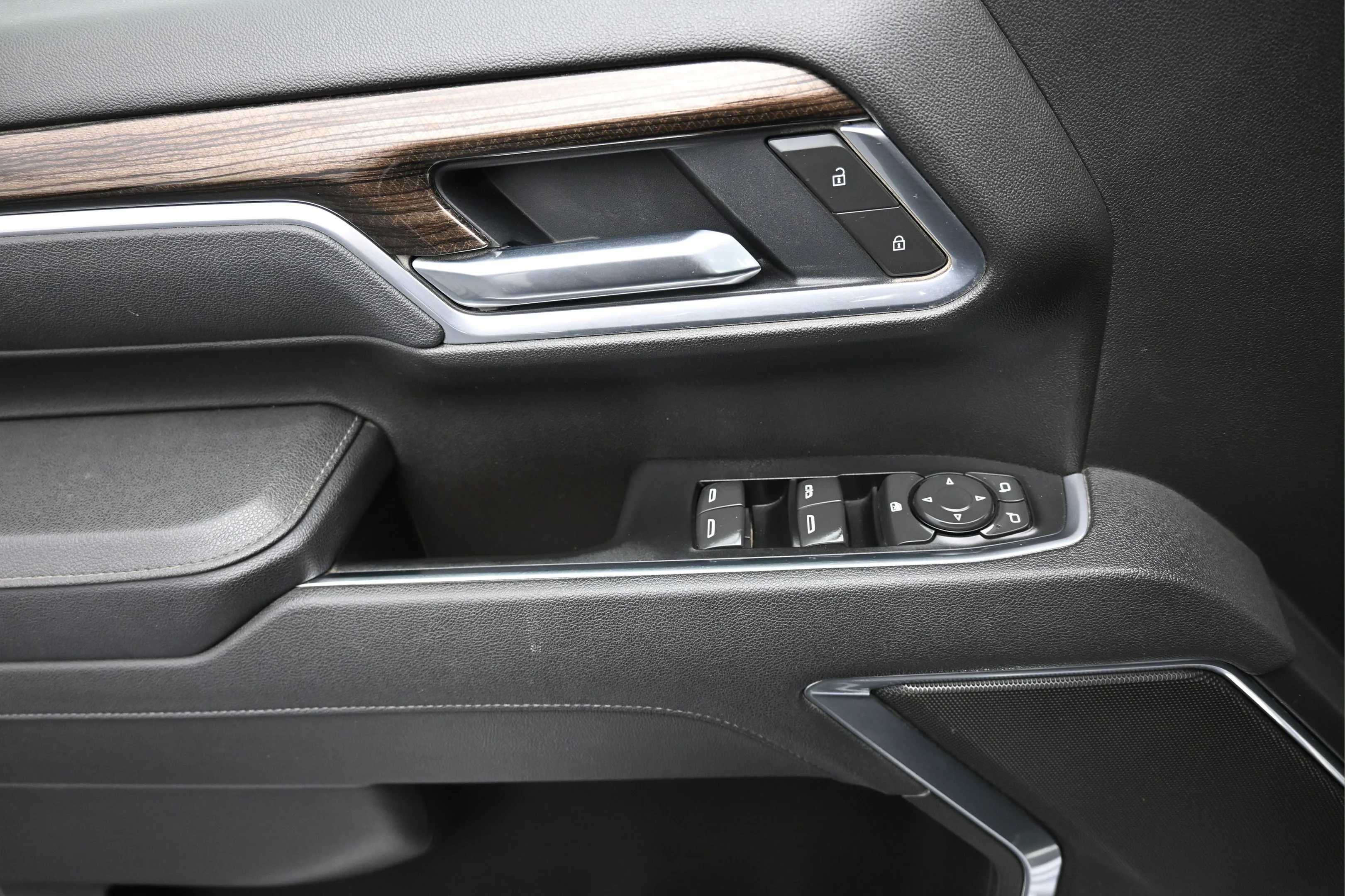 Used 2025 Summit White Chevrolet LT image 26