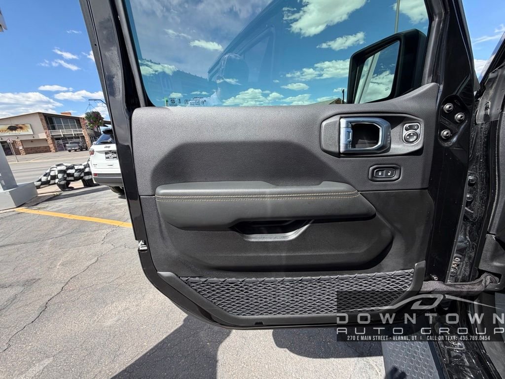New 2026 Black Clear-Coat Exterior Paint Jeep Sahara image 13