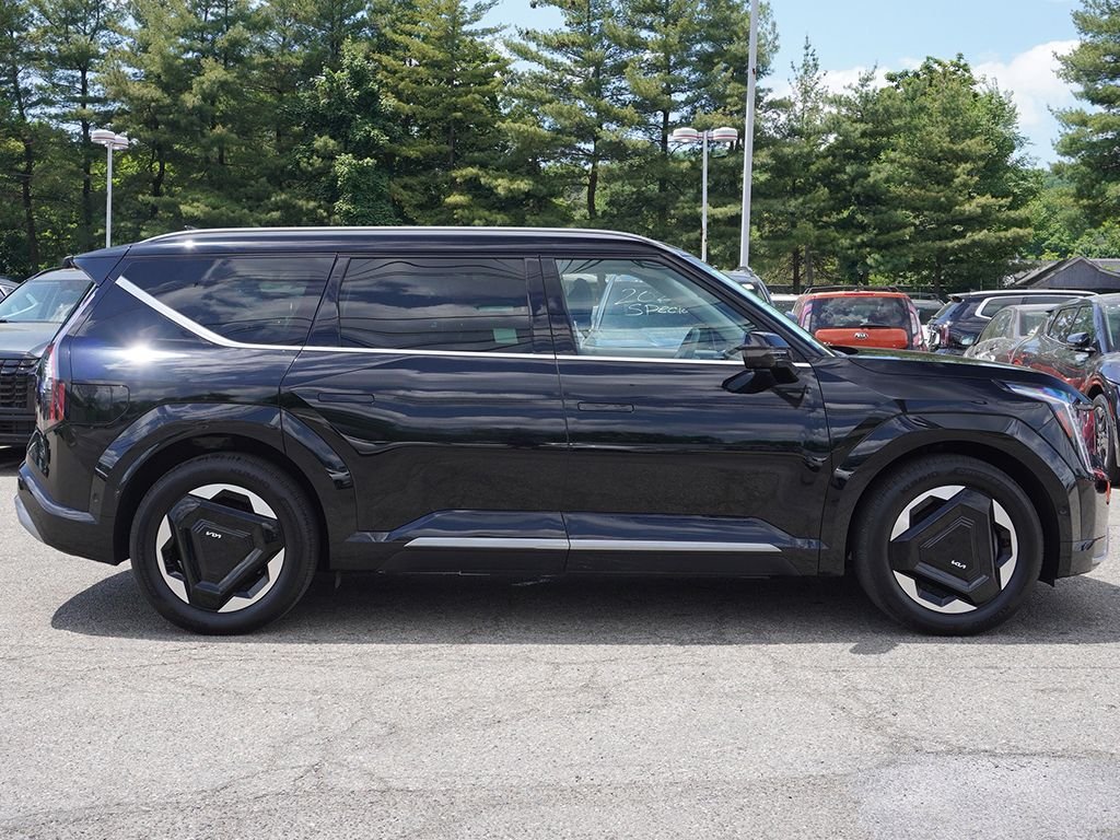 Used 2024 Black Kia Land image 22
