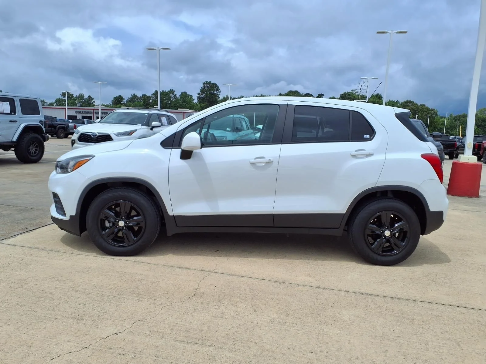 Used 2022 White Chevrolet LS image 9
