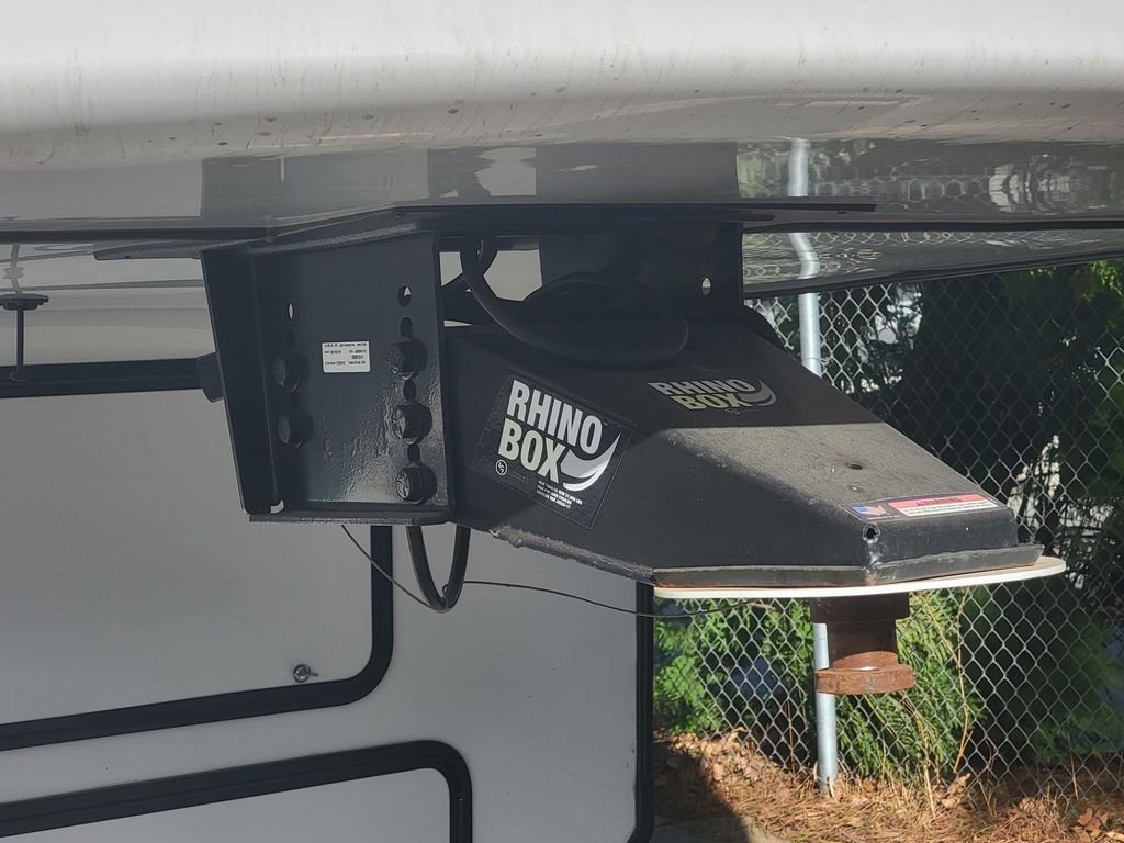 Used 2022  Rogue Toy Hauler image 4