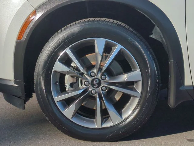 Used 2023 White INFINITI LUXE image 19