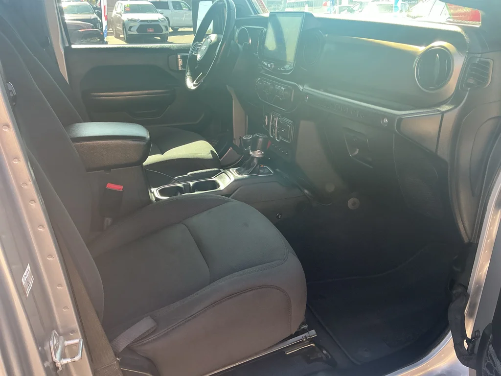 Used 2019 Billet Silver Metallic Clearcoat Jeep Sport S image 14