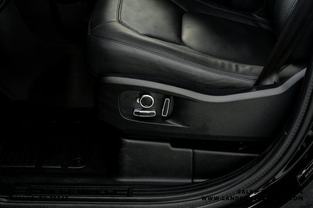 Used 2025 Black Land Rover X-Dynamic SE image 41