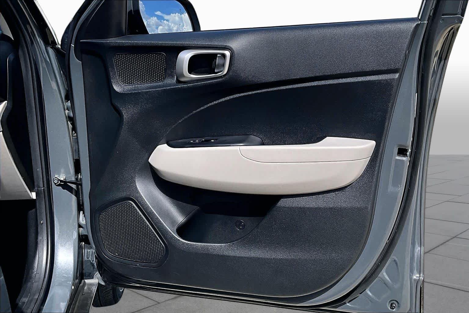 2025 Hyundai Venue SEL - Photo 23