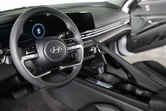 2025 Hyundai Elantra Limited - Photo 13