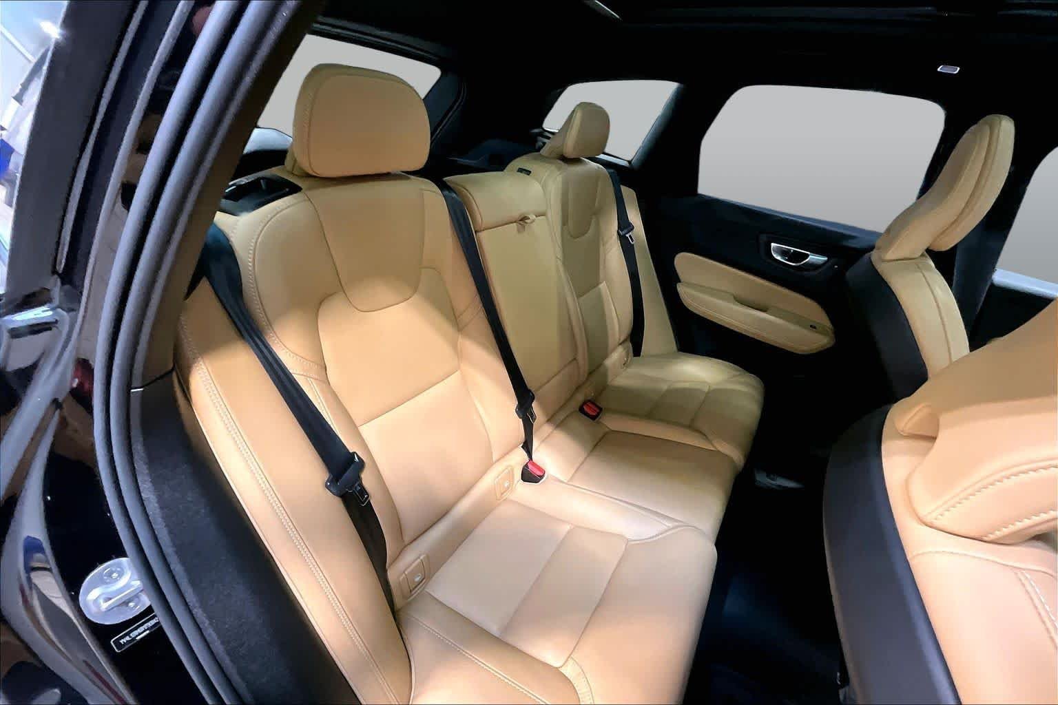 Used 2024 Onyx Black Metallic Volvo Ultimate Dark Theme image 19