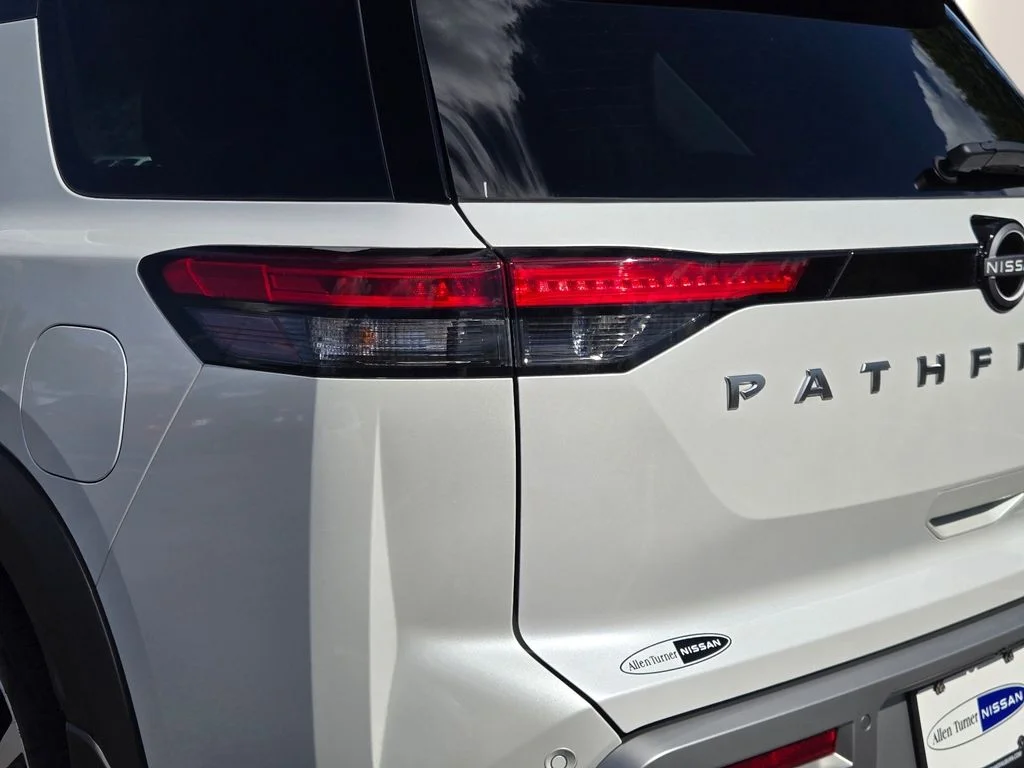 Used 2025 White Nissan Platinum image 9