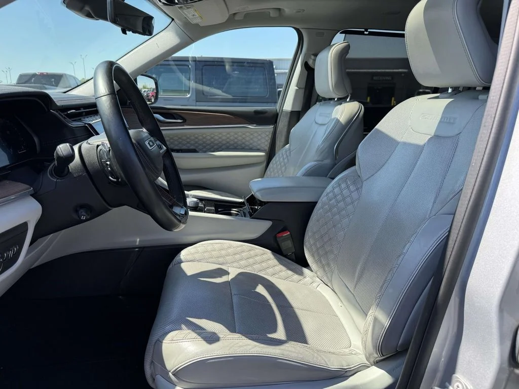 Used 2022 Silver Jeep Summit image 13