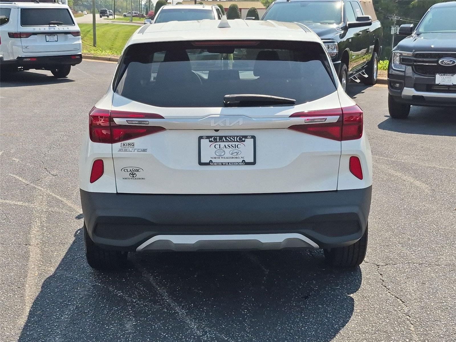 Used 2023 Snow White Pearl Kia LX image 4