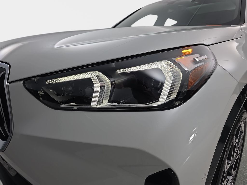 New 2026 Mineral White Metallic BMW xDrive28i image 31
