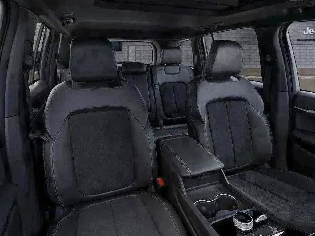 New 2026 Silver Zynith Exterior Paint Jeep Altitude image 100