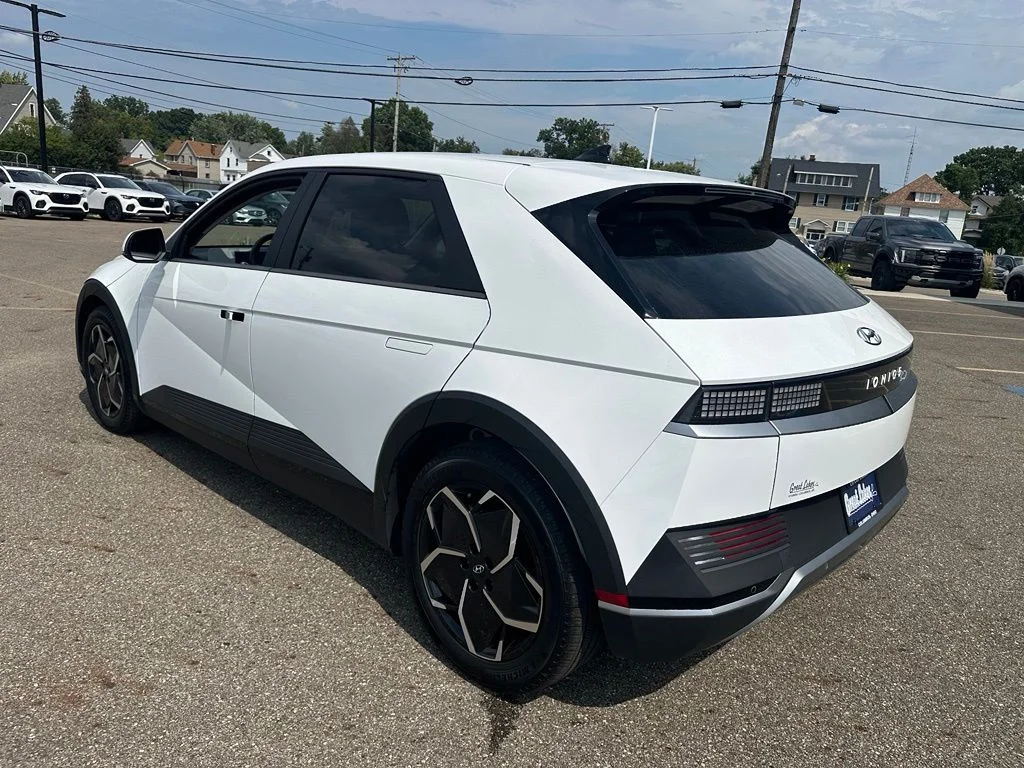 Used 2022 White Hyundai SE image 7