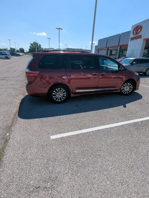 Used 2018 Red Toyota XLE image 13