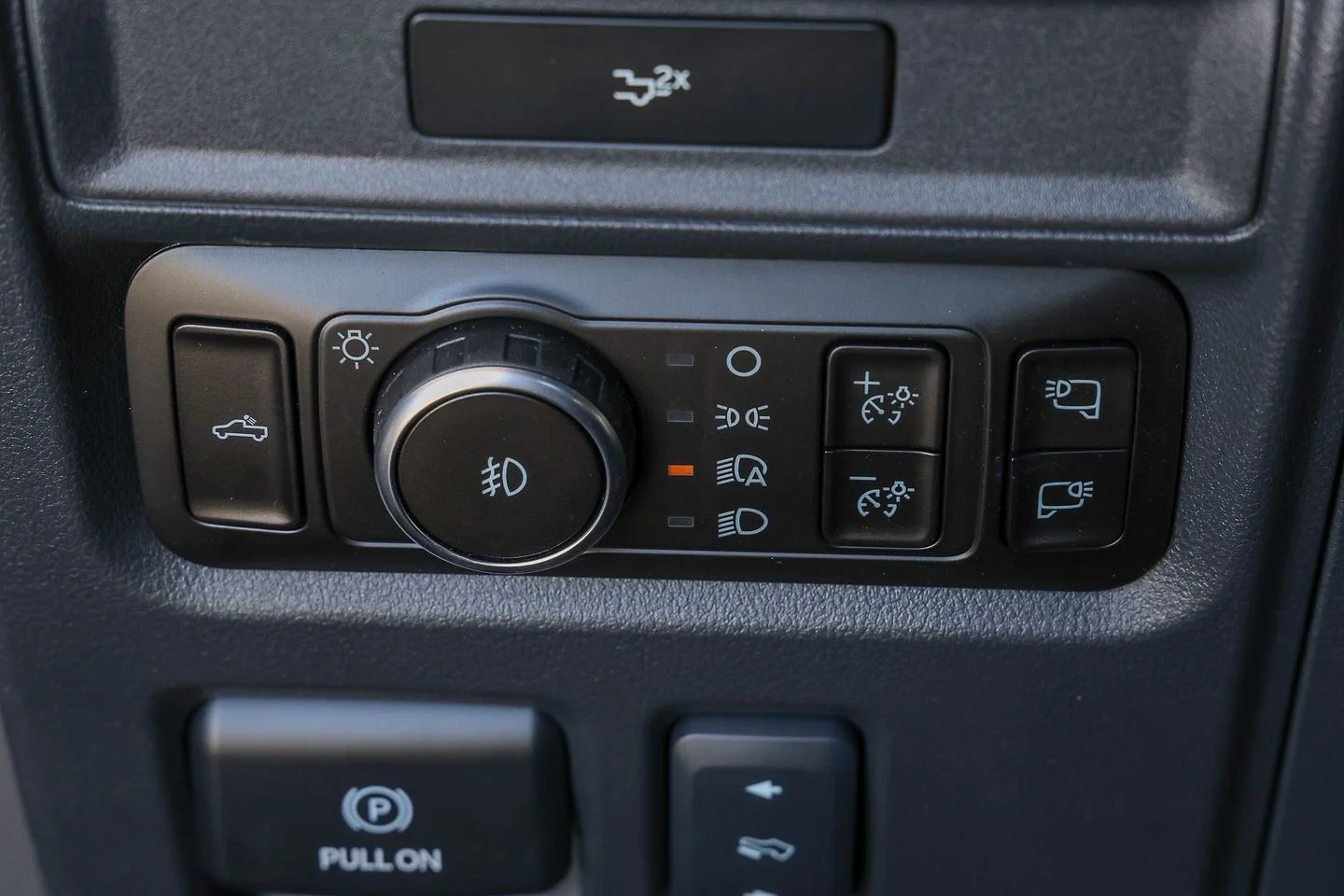 New 2026 Carbonized Gray Metallic Ford XLT image 38