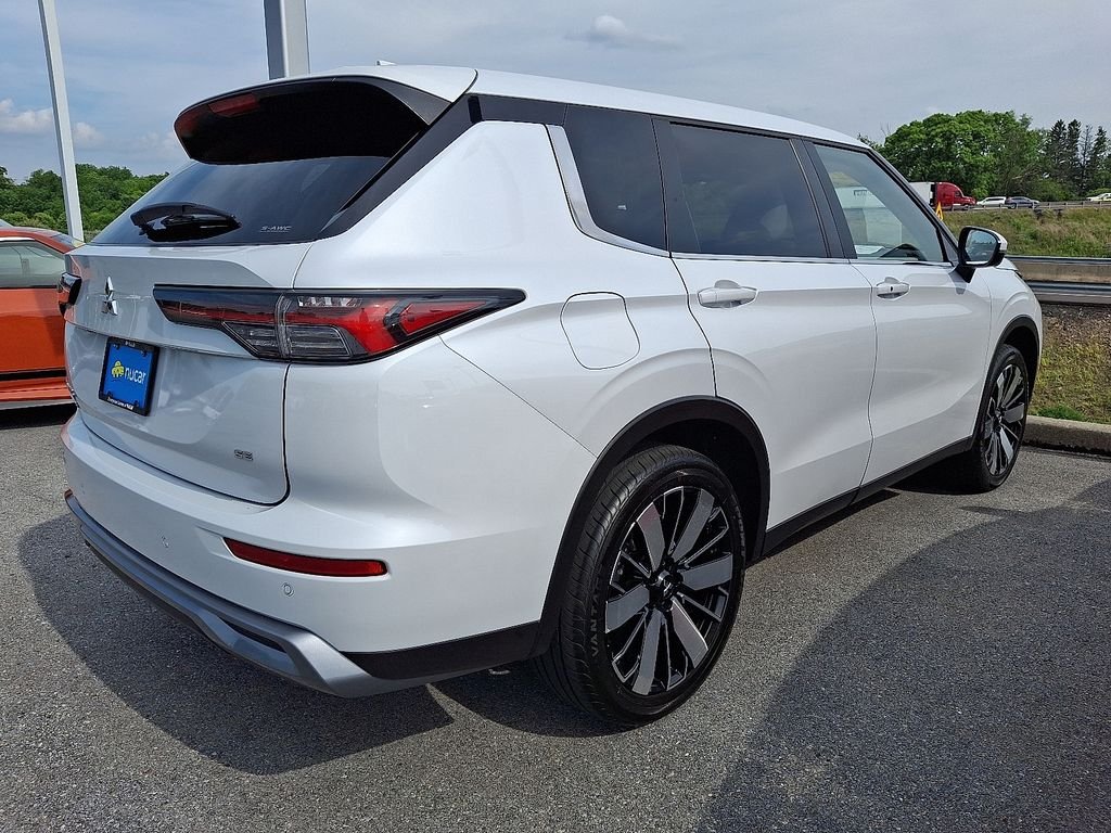 Used 2025  Mitsubishi SE image 5
