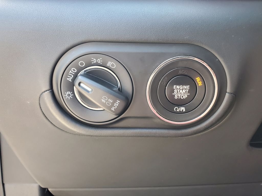 Used 2019 White Maserati Base image 23