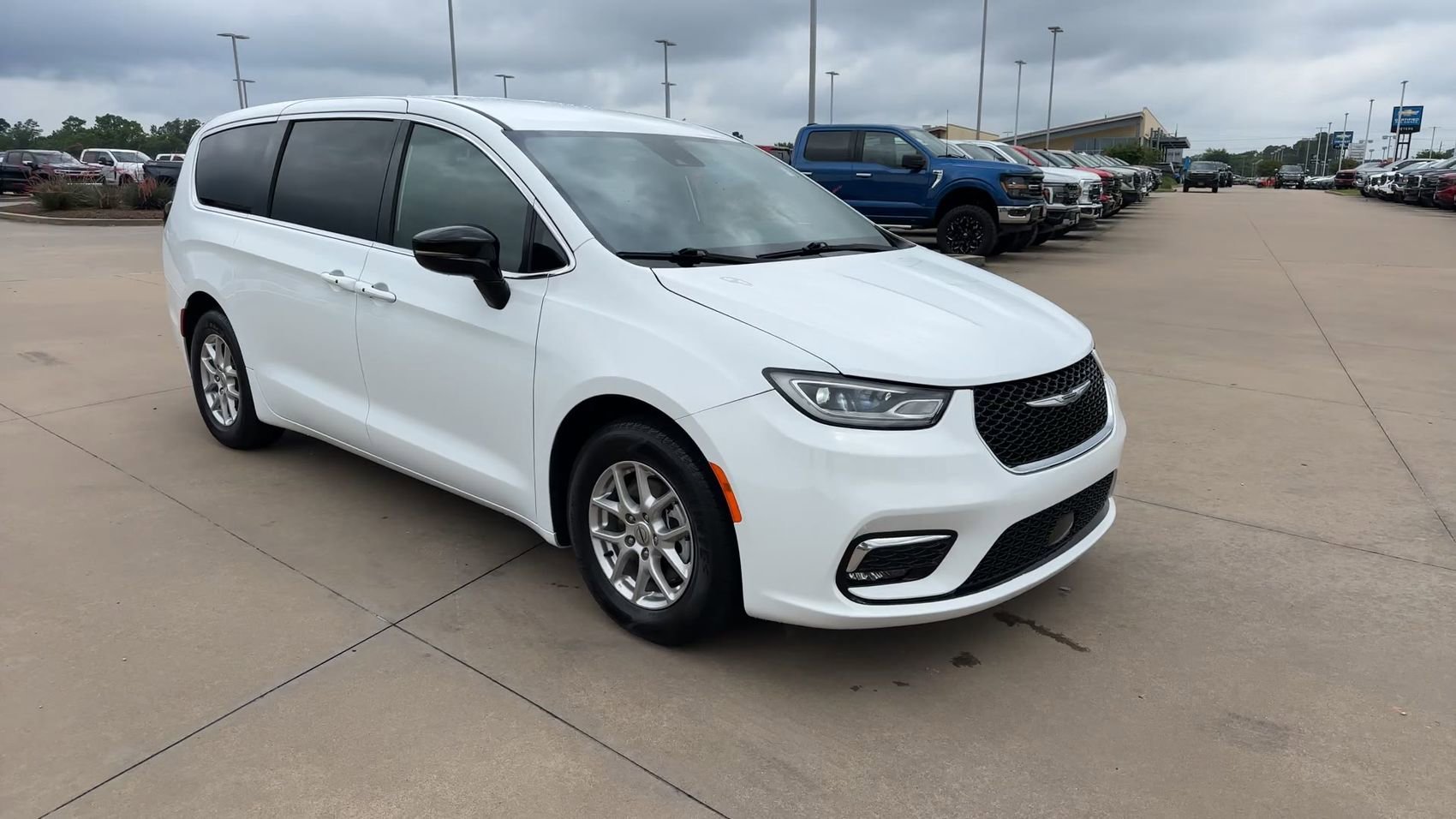 Used 2025 Bright White Clearcoat Chrysler Select image 3