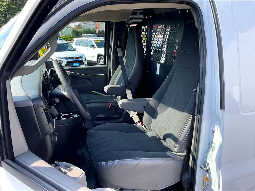 Used 2025 White GMC Work Van image 10